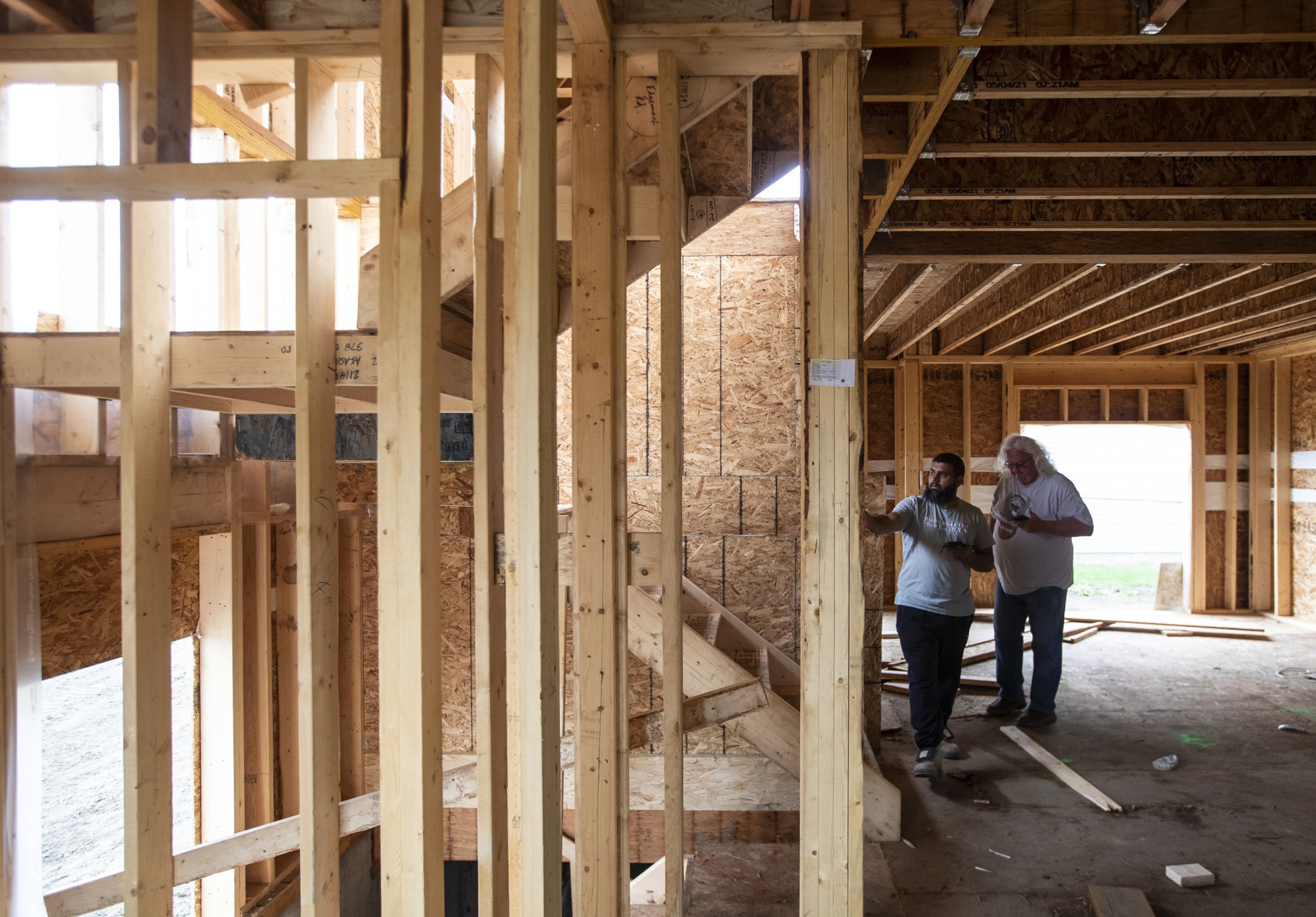 Pricey lumber is back — boosted by supply cuts, labor shortage - Vimarsana News