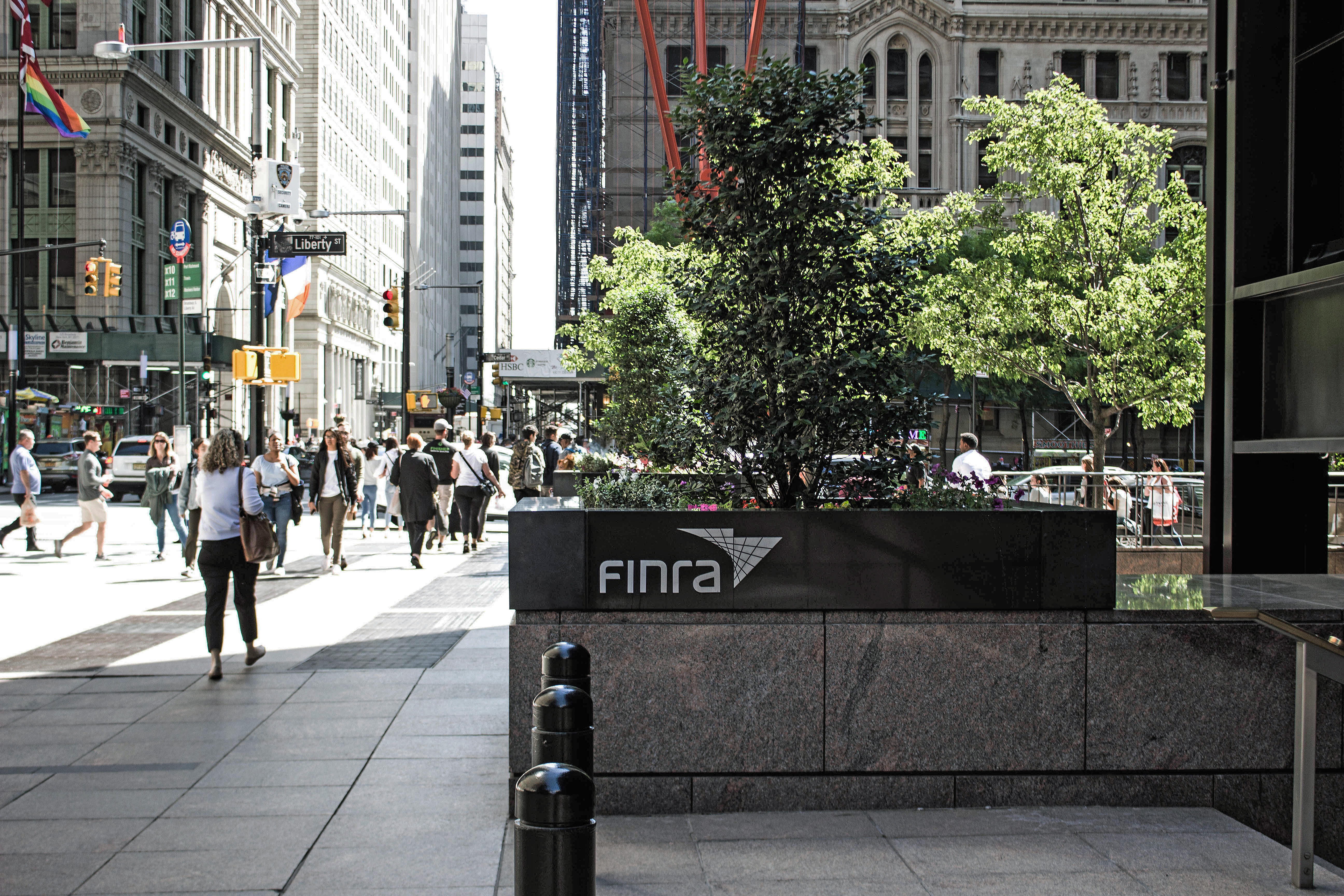 FINRA: Broker conducted 'coordinated raid' on Wells Fargo branch in going solo - Vimarsana News
