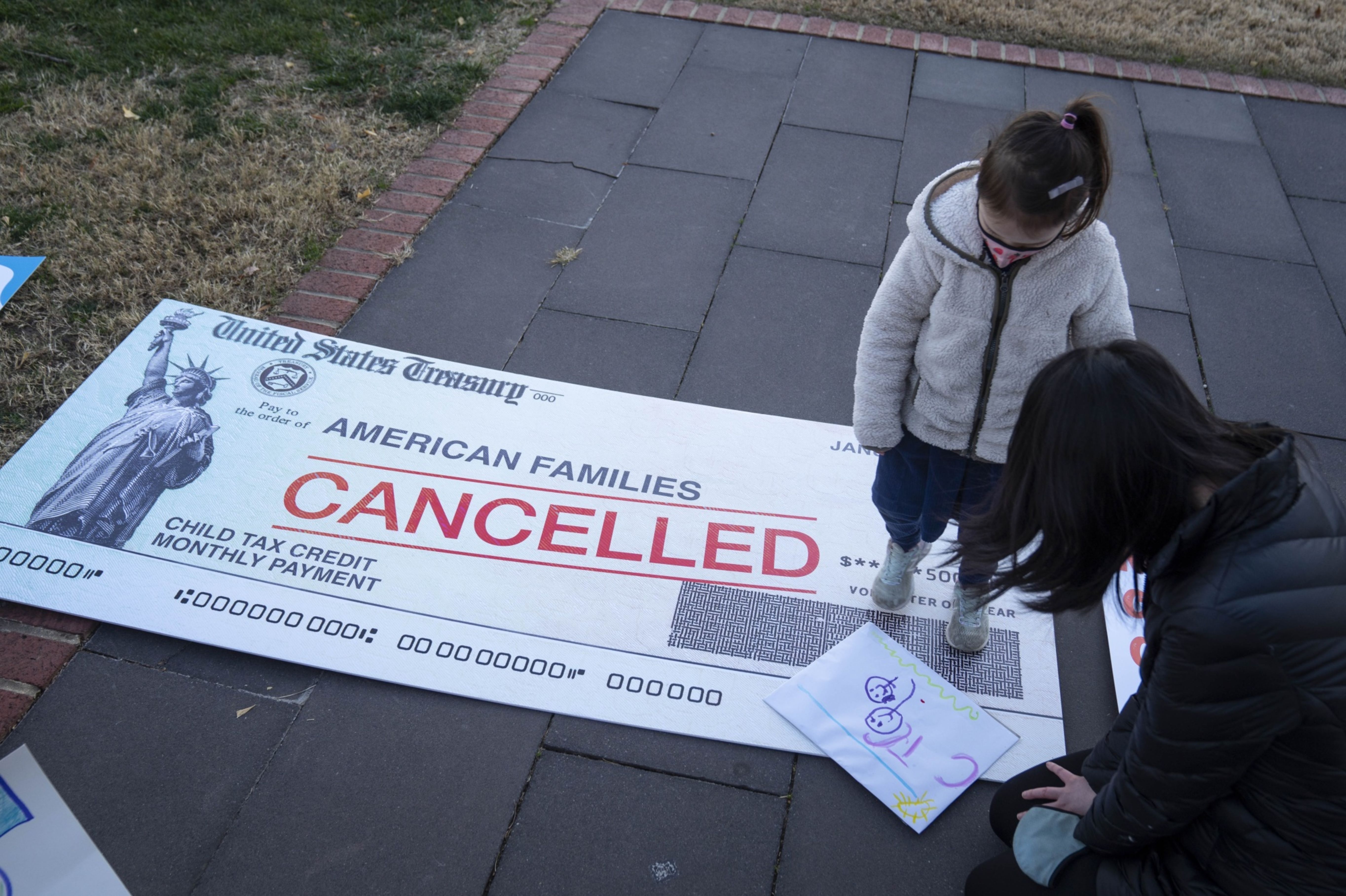 Families face 'devastating' hit as monthly child tax credit ends - Vimarsana News