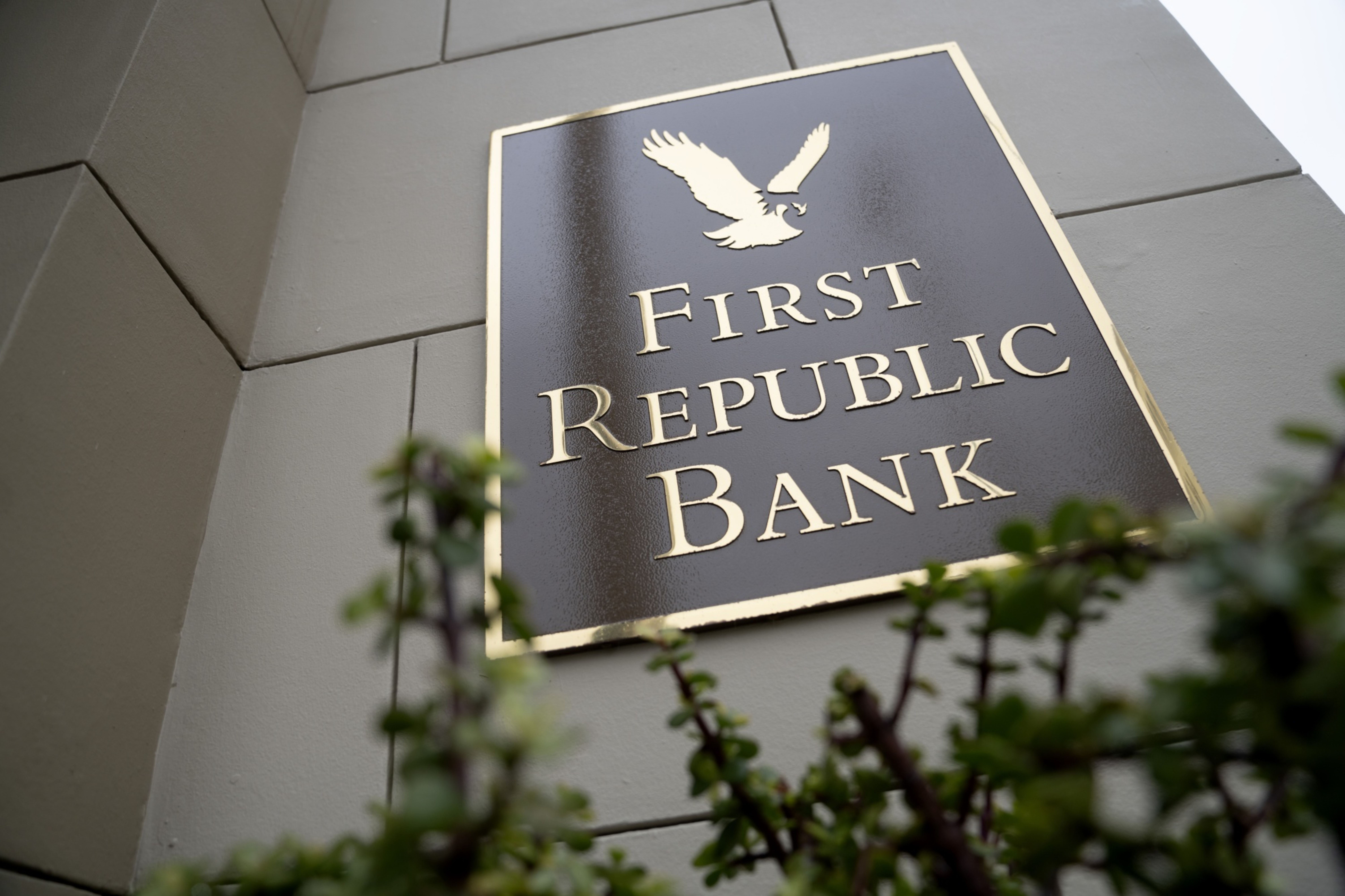 First Republic's rich — and vocal — clients take time to consider moving their money - Vimarsana News