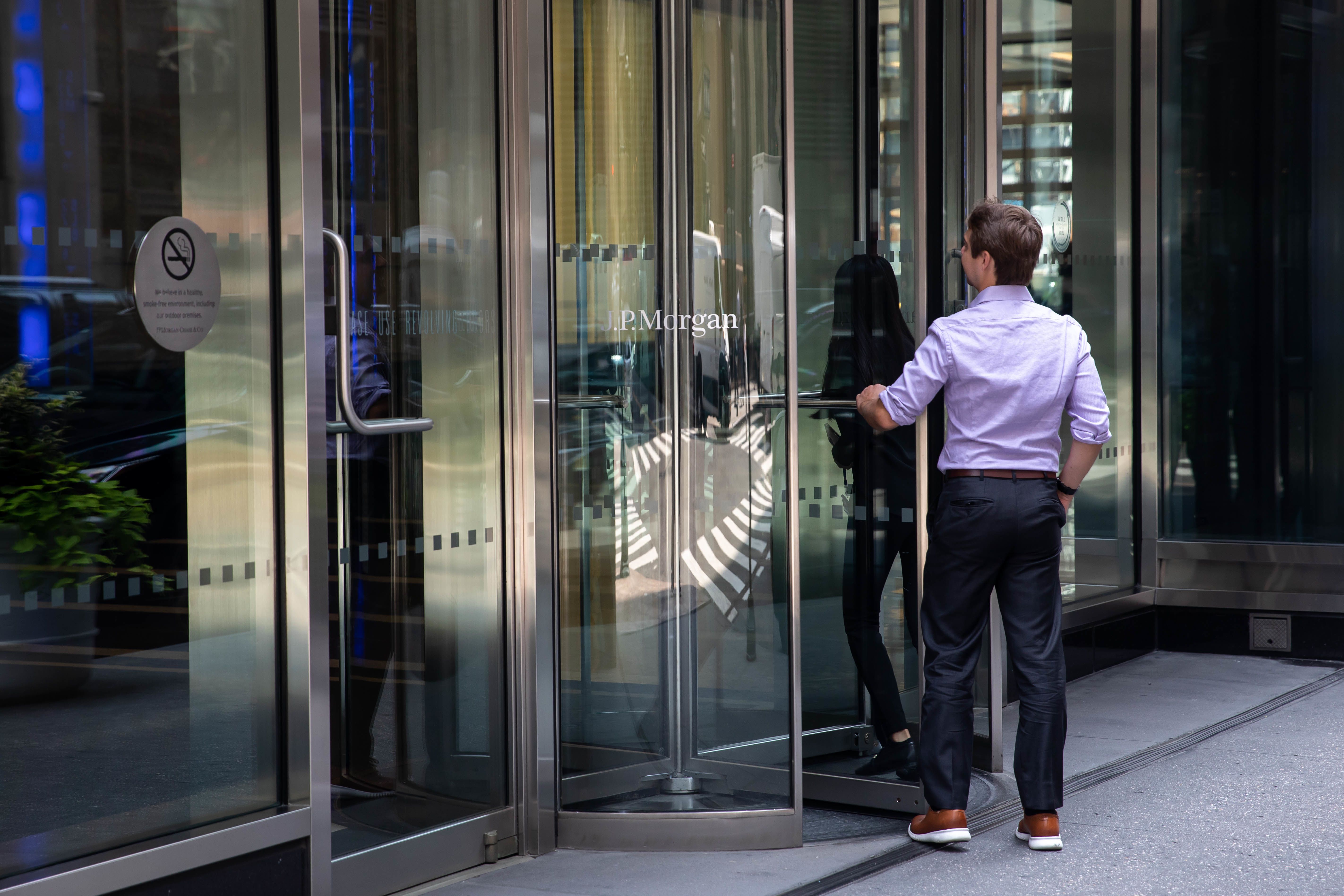 Wall Street bosses push 'live with it' mindset in office return - Vimarsana News