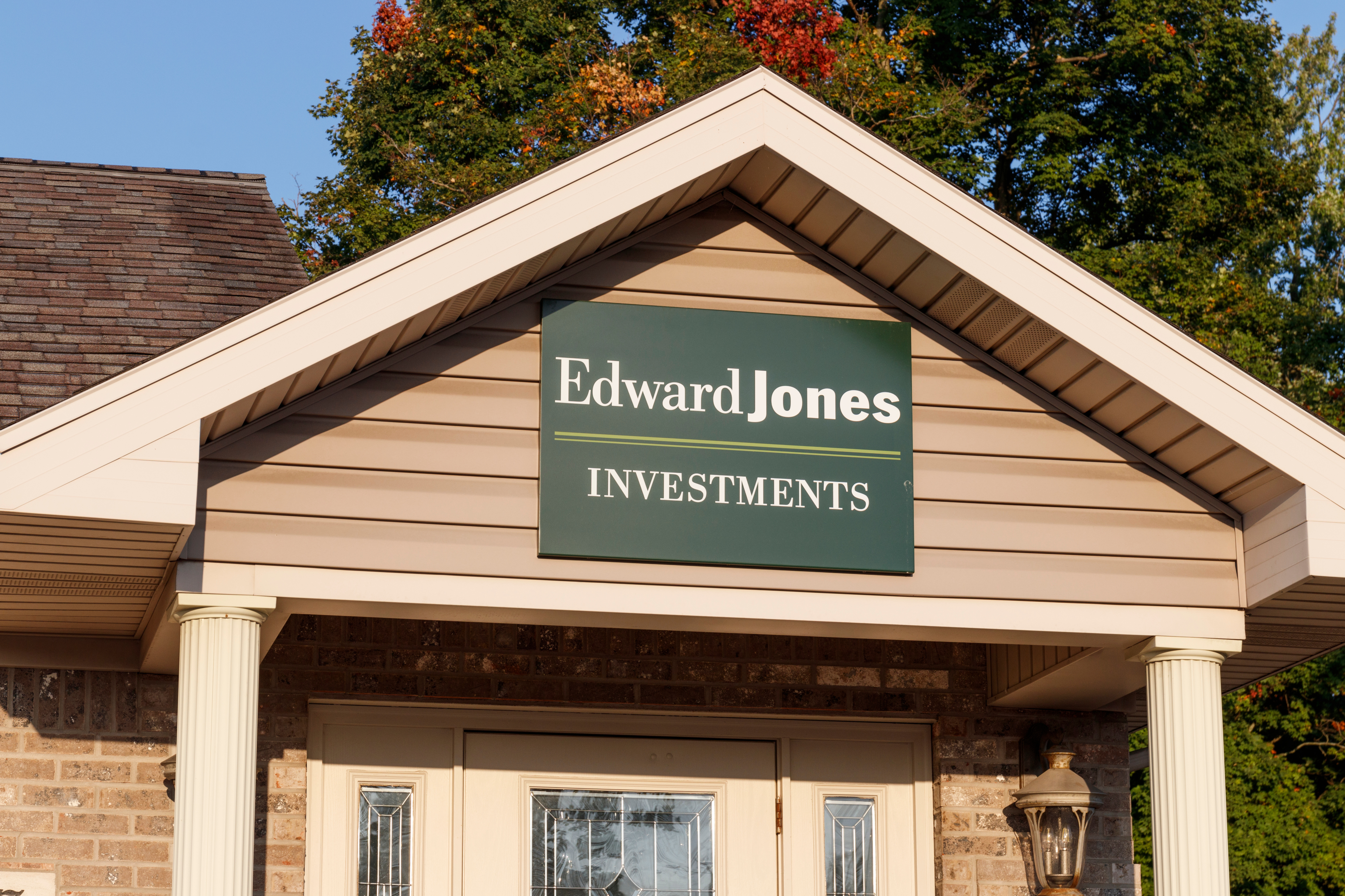 'Trade secrets,' 'stolen' clients: Edward Jones sues ex-advisor - Vimarsana News