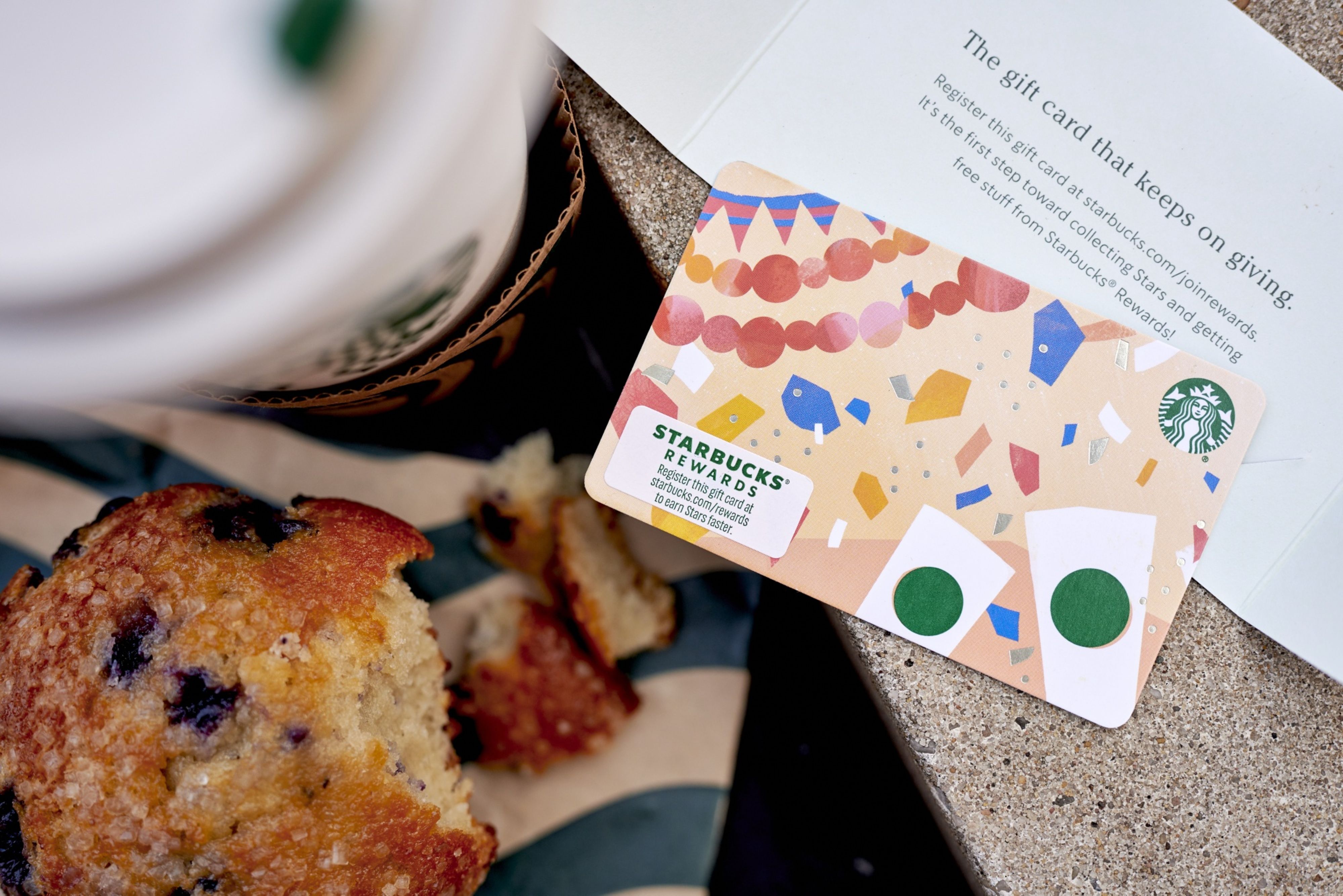 Starbucks' $181 million in unused gift cards spurs labor group complaint - Vimarsana News