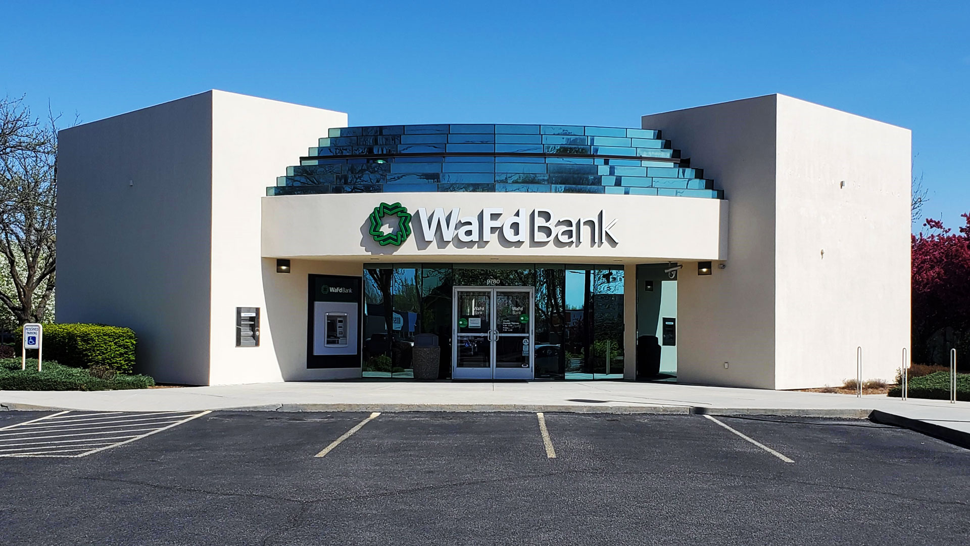 WaFd CEO Brent Beardall injured in plane crash - Vimarsana News