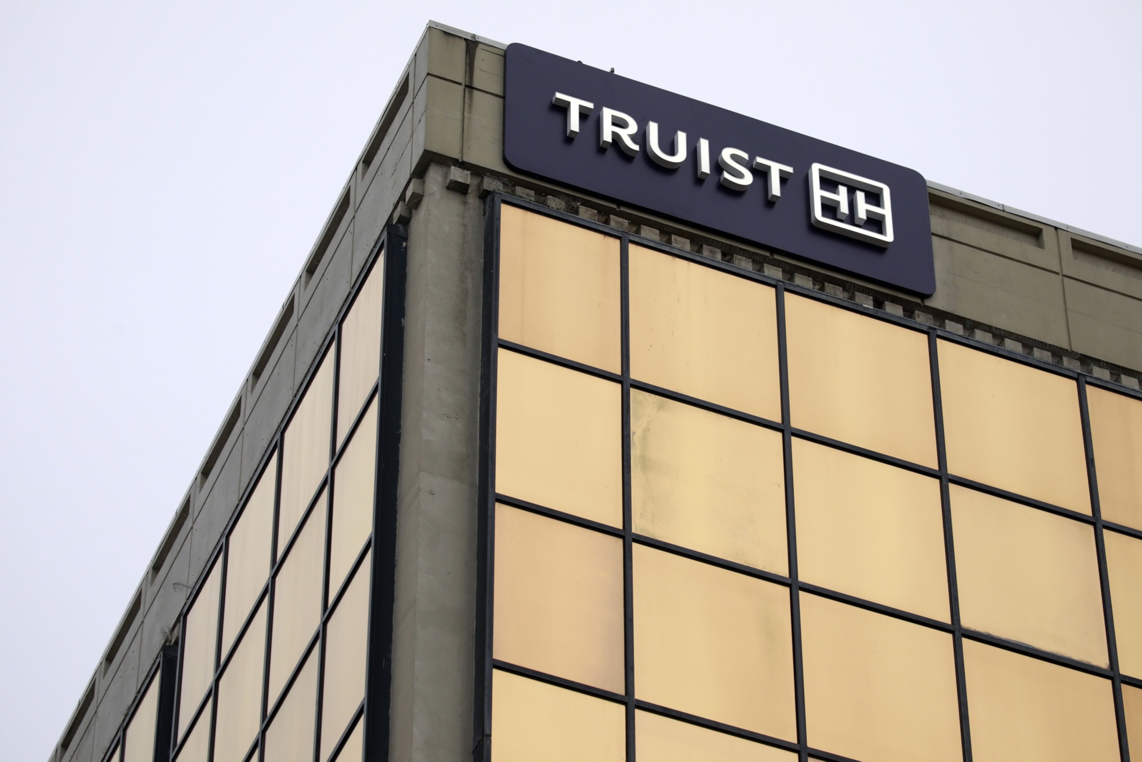 Truist cuts 5% of investment bankers on dealmaking uncertainty - Vimarsana News