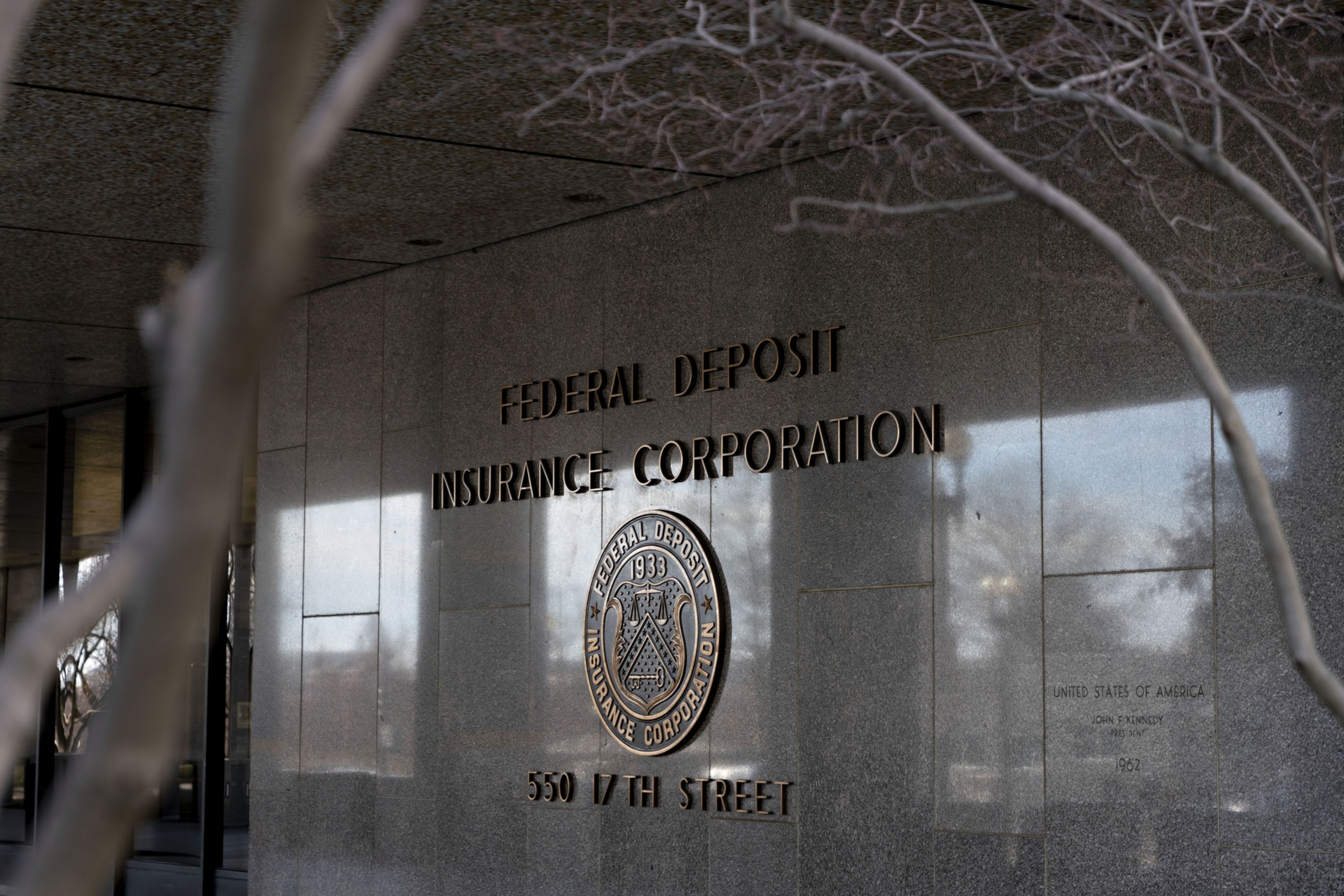 Partisan battle brewing over FDIC's bank merger policy - Vimarsana News