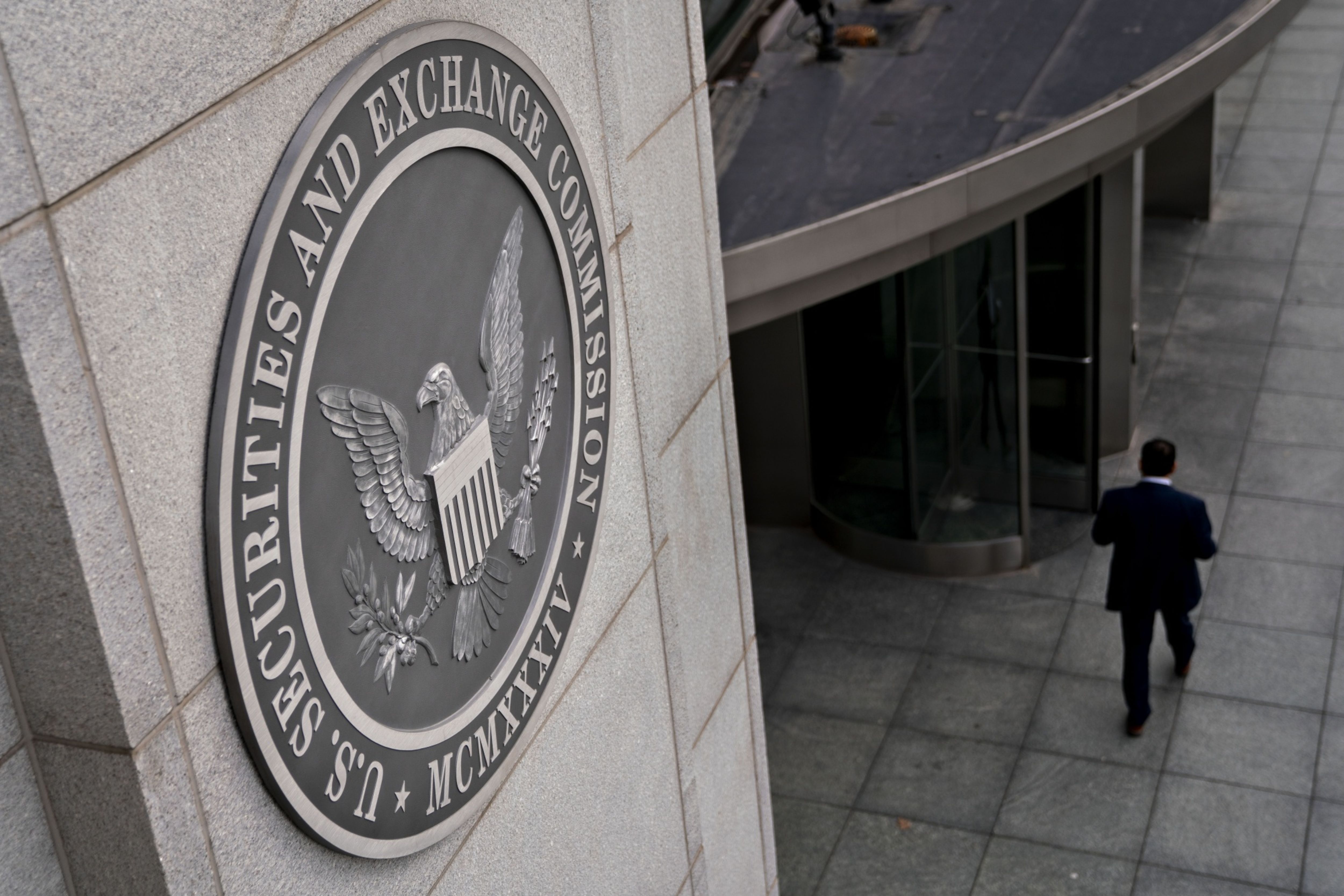 Crypto industry masters Washington's 'revolving door' as its influence grows - Vimarsana News