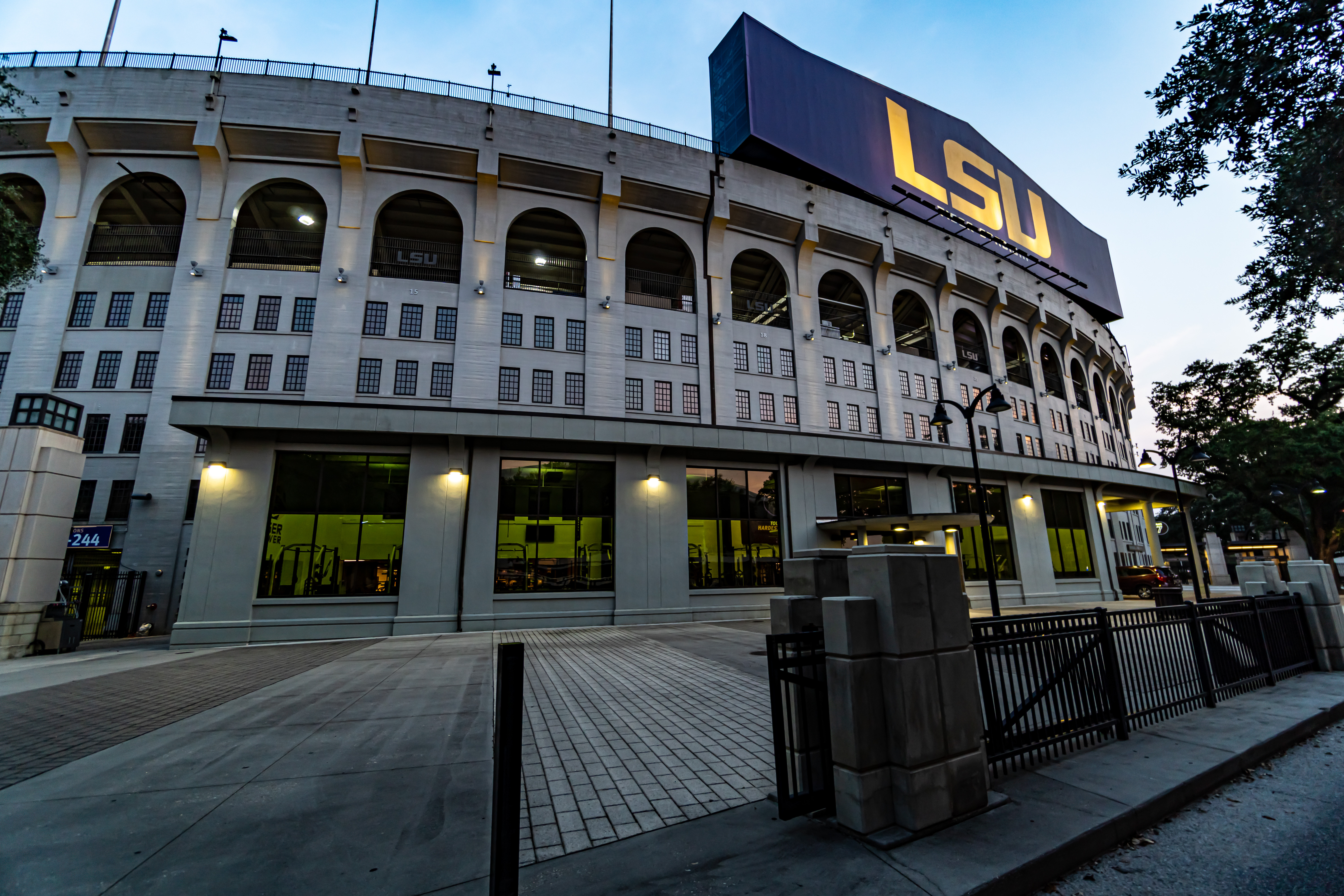 Banks, credit unions experiment with college athlete marketing deals - Vimarsana News