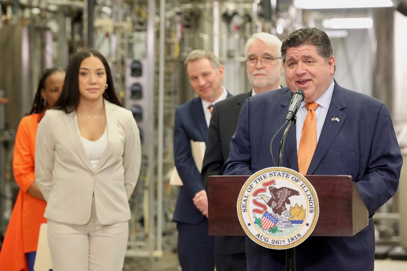 Illinois governor pitches investors on state's newly minted single-A paper - Vimarsana News