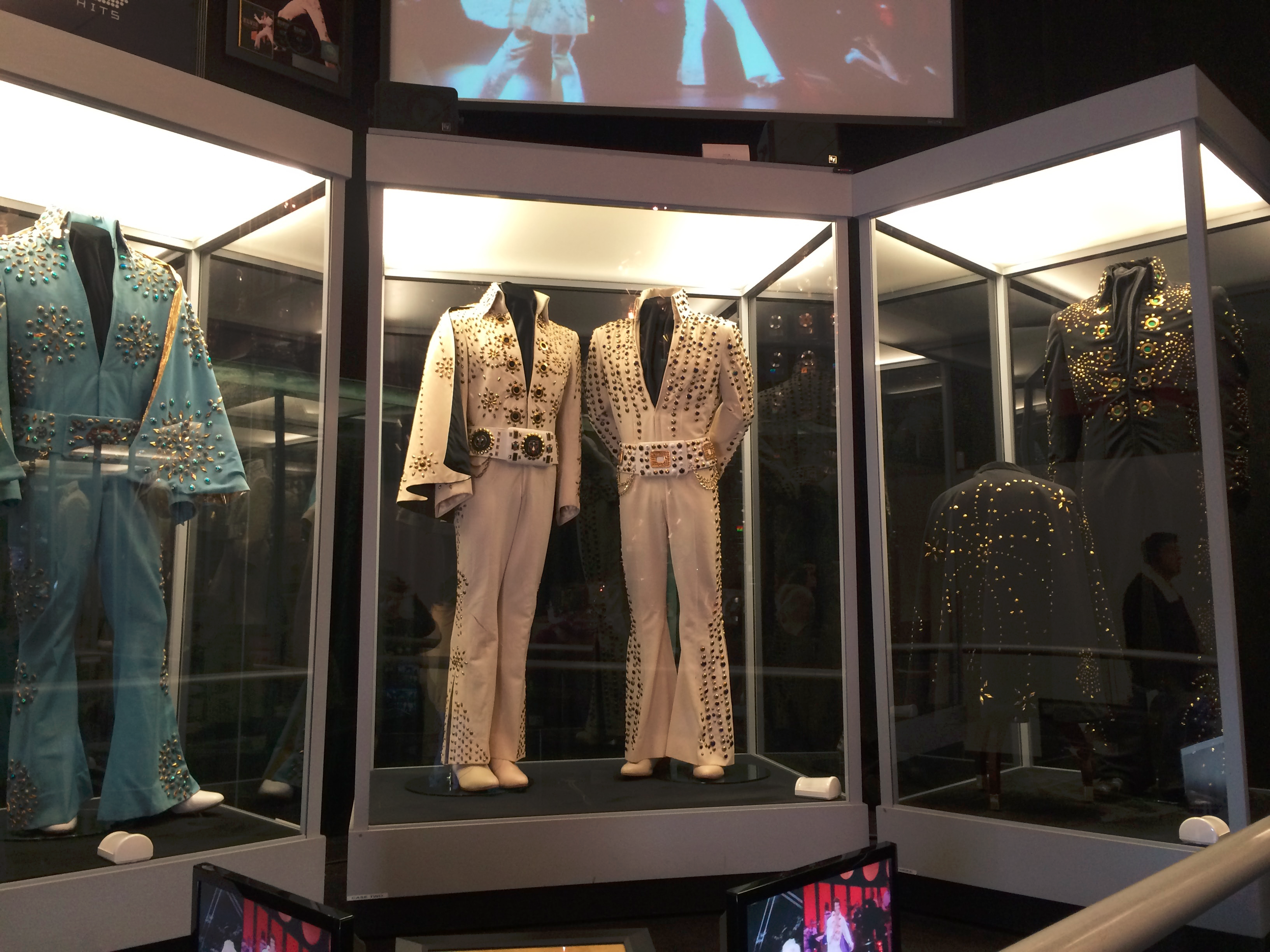 Municipal bonds for Elvis Presley's Graceland default amid coronavirus - Vimarsana News