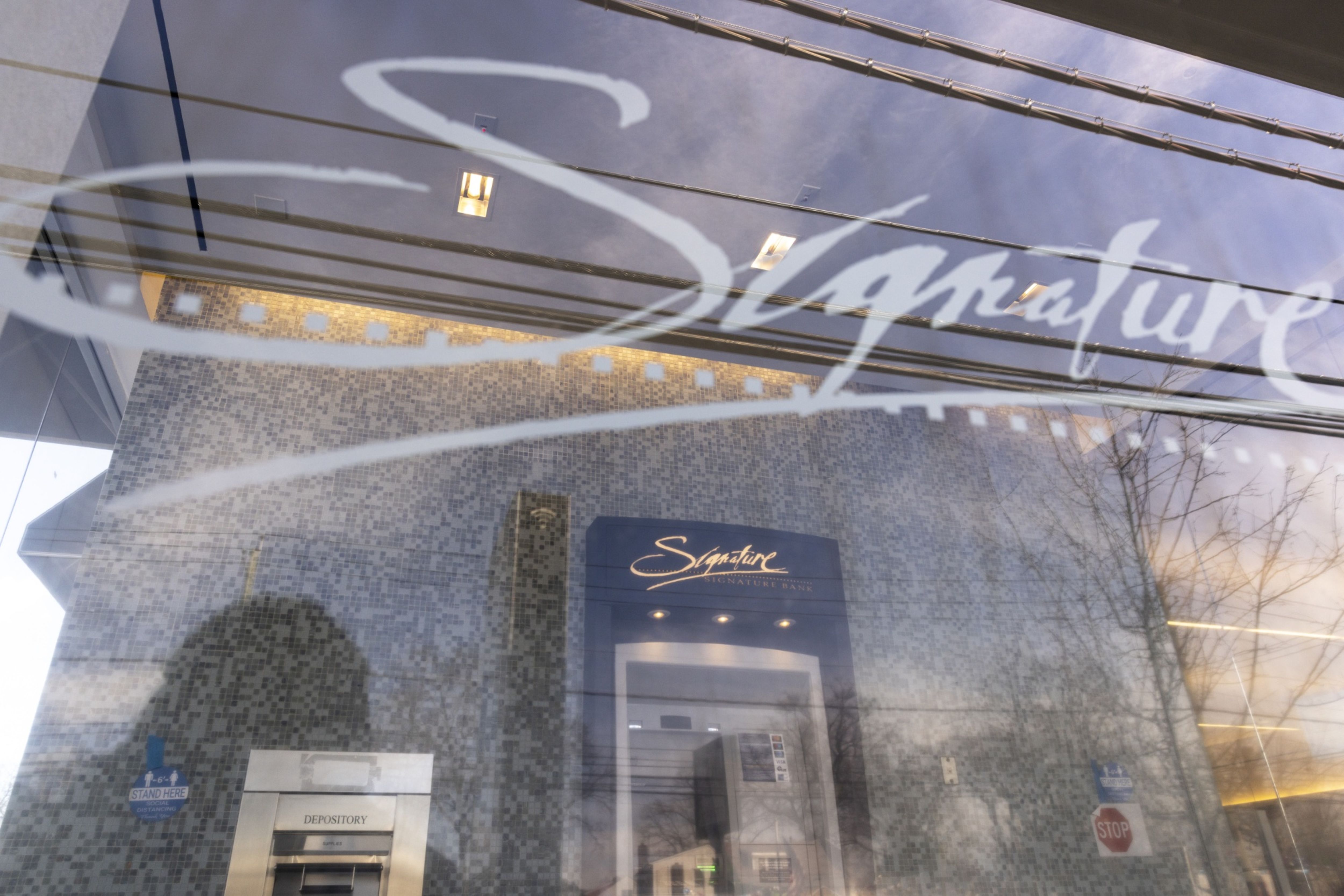 Signature Bank insiders sold $100 million in stock, WSJ says - Vimarsana News