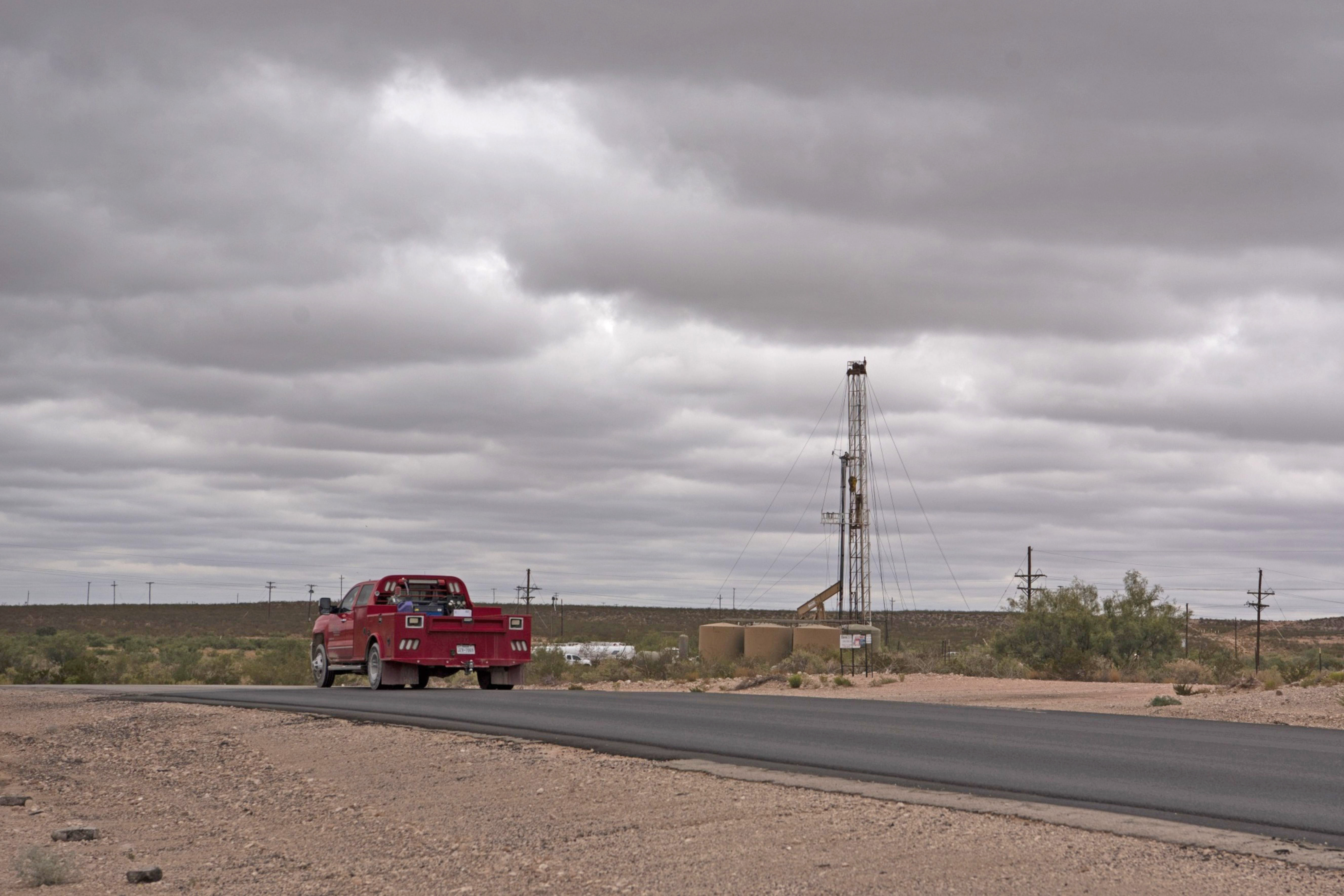 Volatile oil and gas taxes dominate New Mexico revenue forecast - Vimarsana News