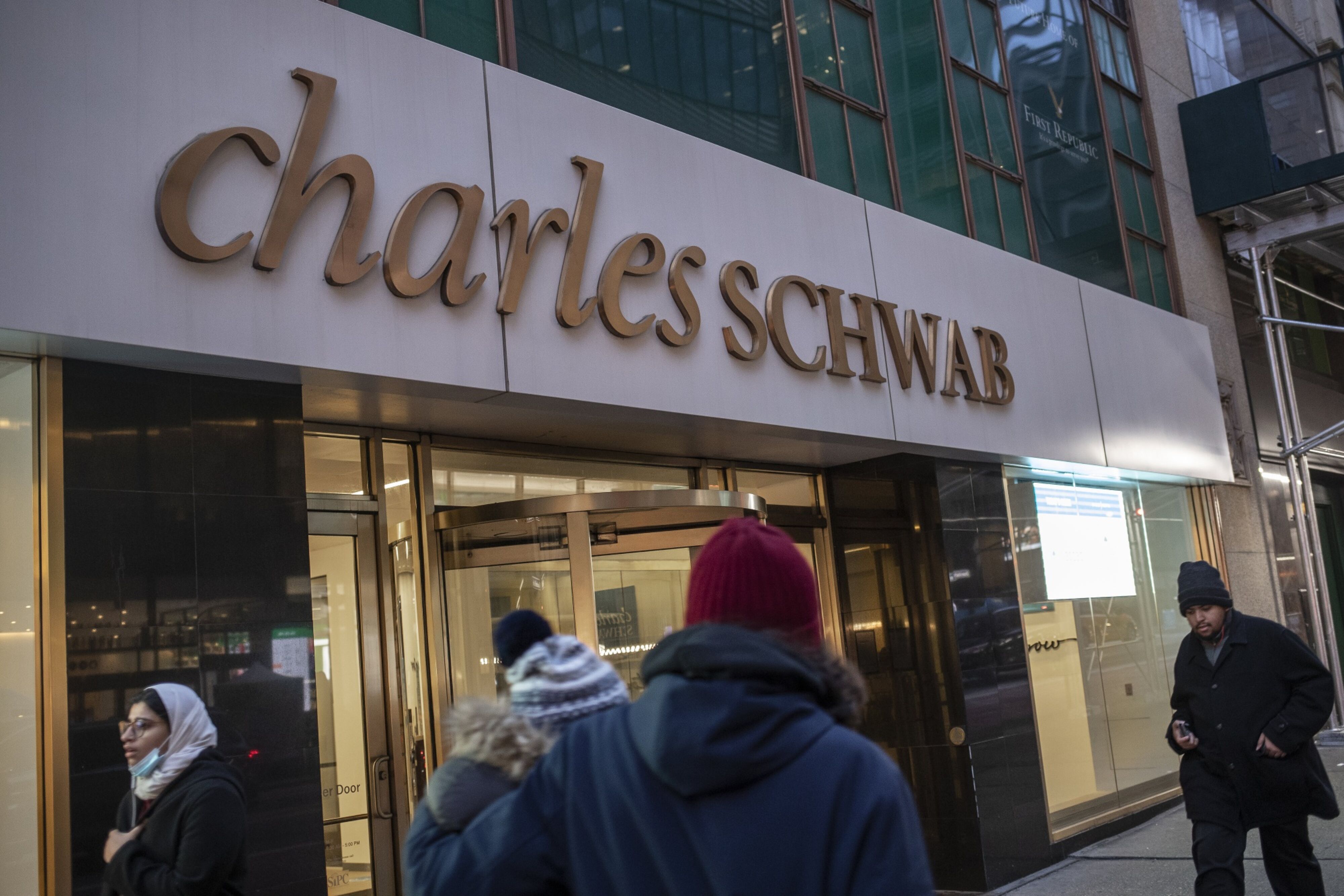 Schwab eyes worst month since 1987 as cash shifts to money funds - Vimarsana News