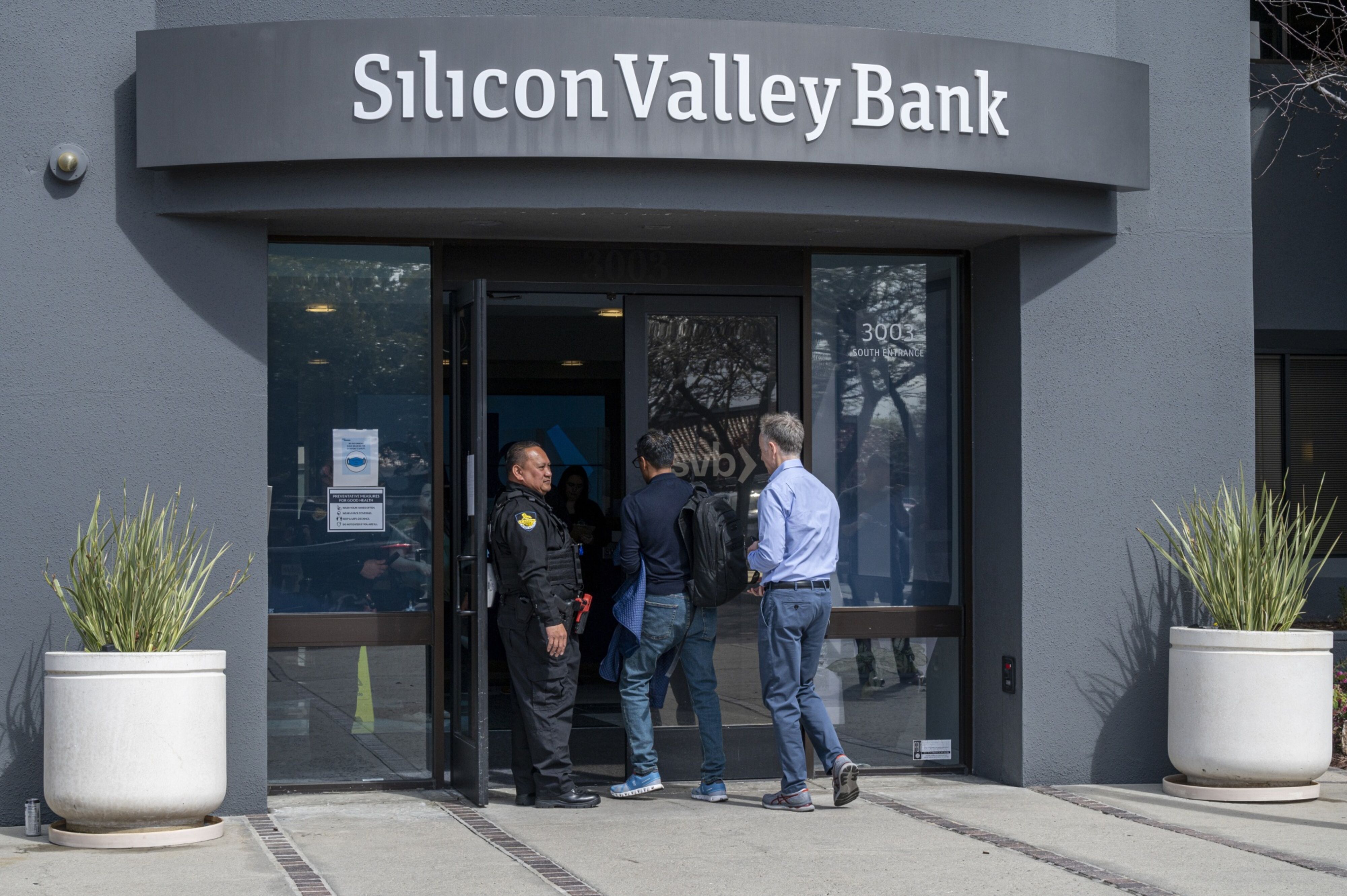 Silicon Valley Bank customers deluged with scams - Vimarsana News