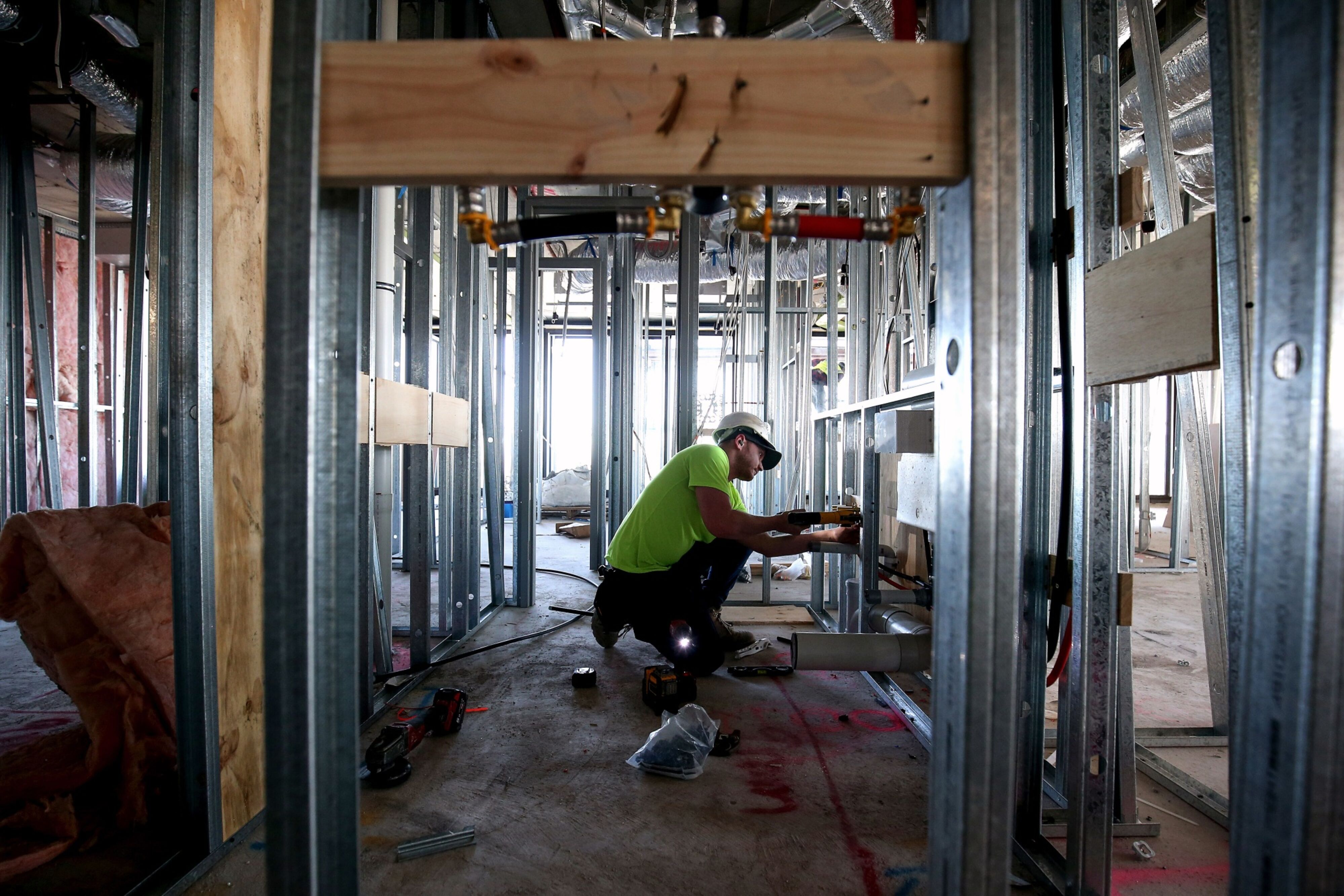 Construction jobs poised to be next victim of rate hikes - Vimarsana News