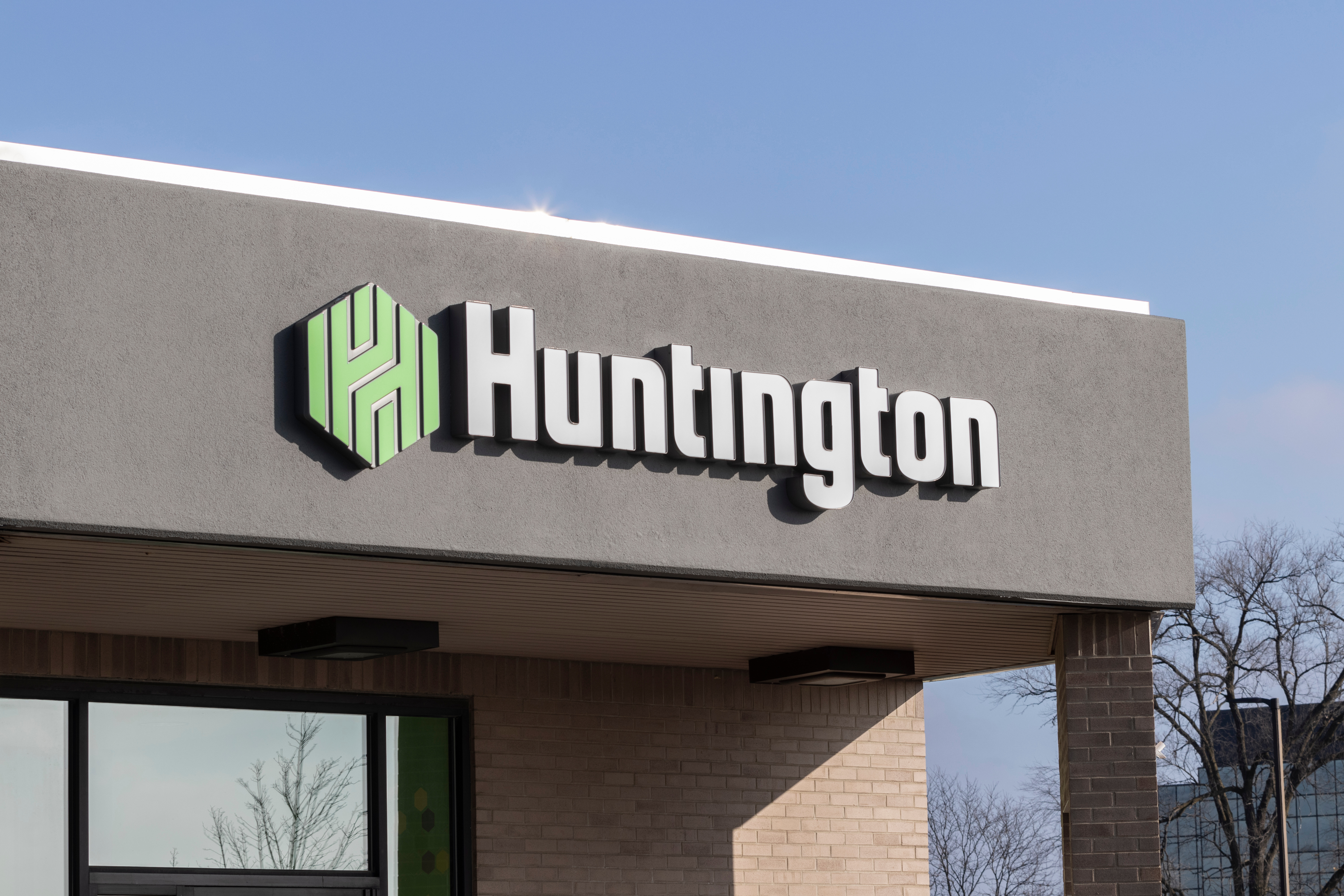 Huntington to slash overdraft fees, offer instant access to checks - Vimarsana News